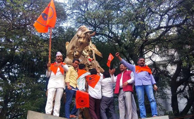 कर्नाटक की सिद्धारमैया सरकार ने लिंगायत को अलग धर्म का दर्जा दिया, फैसले के विरोधी और समर्थक आपस में भिड़े